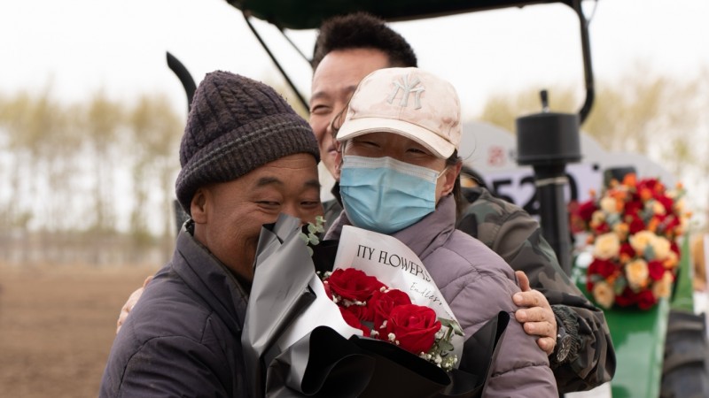 254台拖拉机将驶向希望的田野，快手电商用「钢铁柔情」书写中国式浪漫
