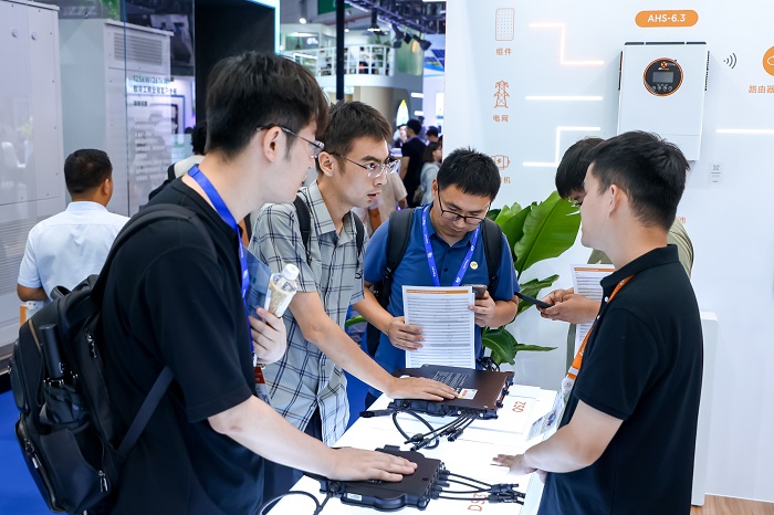 AI赋能，智启未来丨昱能科技携全场景智慧光储解决方案重磅亮相SNEC！
